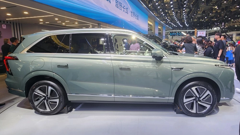 гибридный кроссовер Wey 07 сбоку Пекинский автосалон