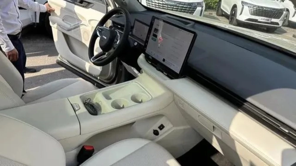 Новый кроссовер Haval h6 интерьер дилерский центр в Китае