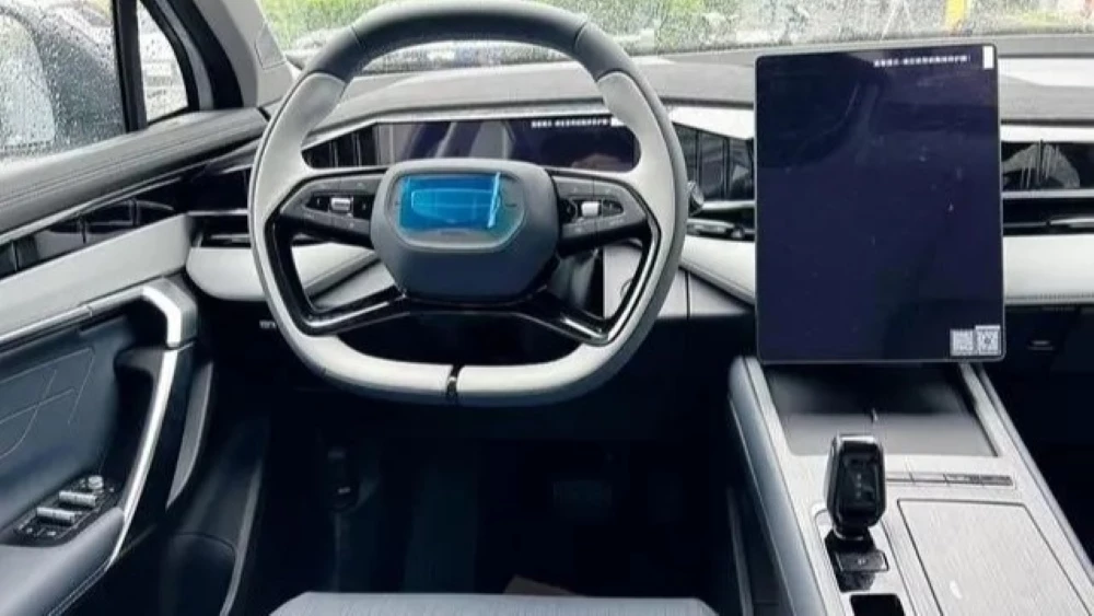 Обновленный кроссовер Geely Atlas 2024 интерьер