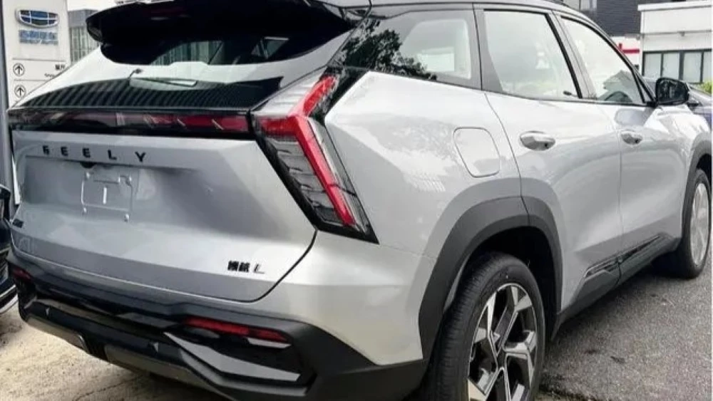 Обновленный кроссовер Geely Atlas 2024 сзади сбоку