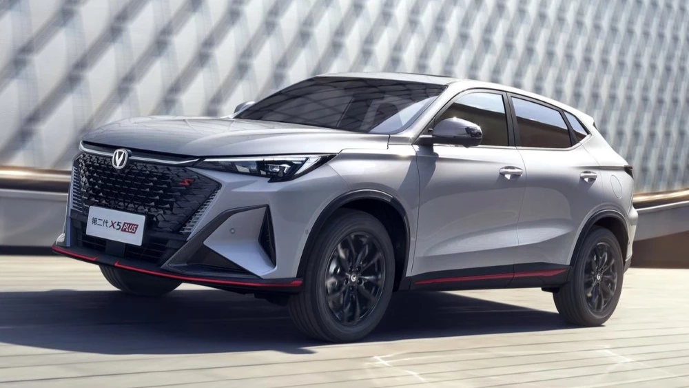 Кроссовер Changan X5 Plus спереди сбоку