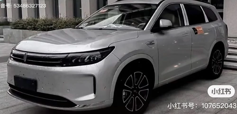 Обновленный кроссовер Aito M7 сбоку спереди