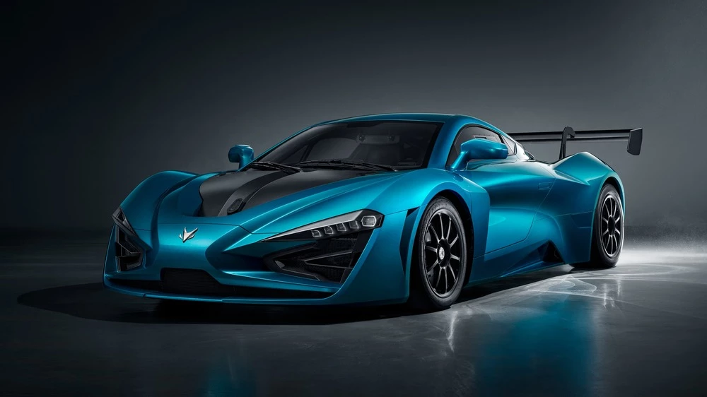 Гиперкар ArcFox GT сбоку спереди