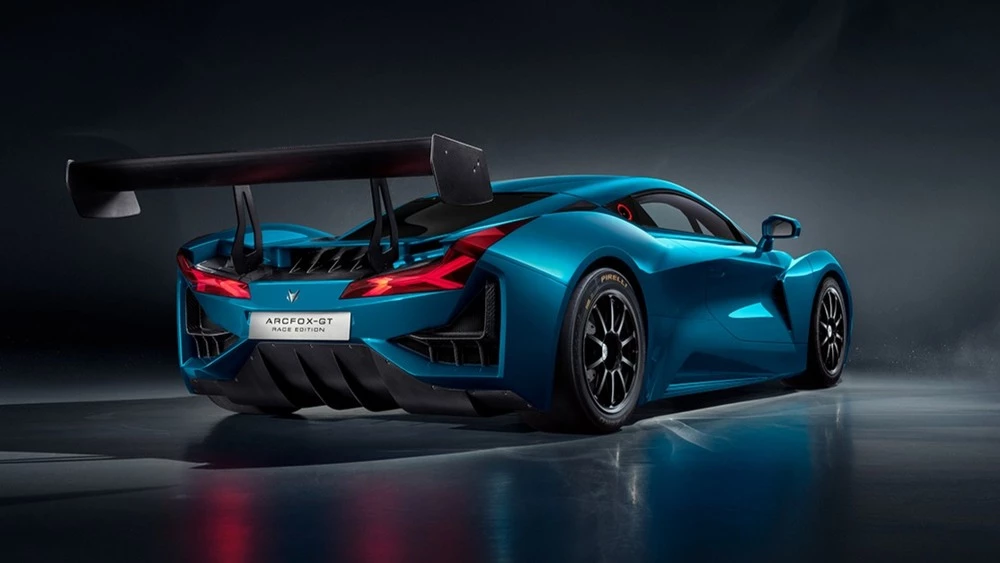 Гиперкар ArcFox GT сбоку сзади