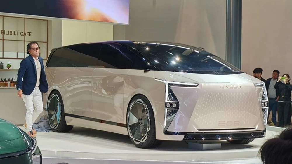 минивэн Exlantix E08 спереди сбоку Пекинский автосалон