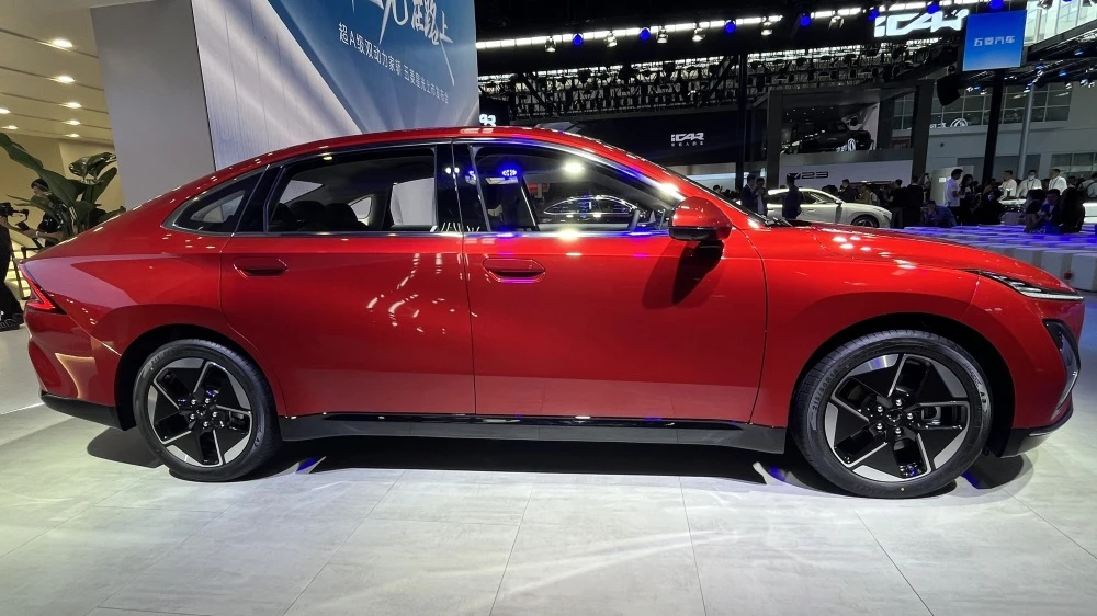 Седан Wuling Xingguang EV сбоку Пекинский автосалон