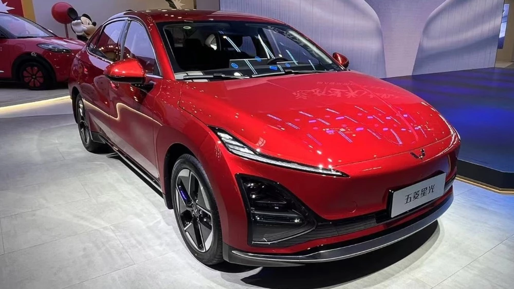 Седан Wuling Xingguang EV спереди сбоку Пекинский автосалон