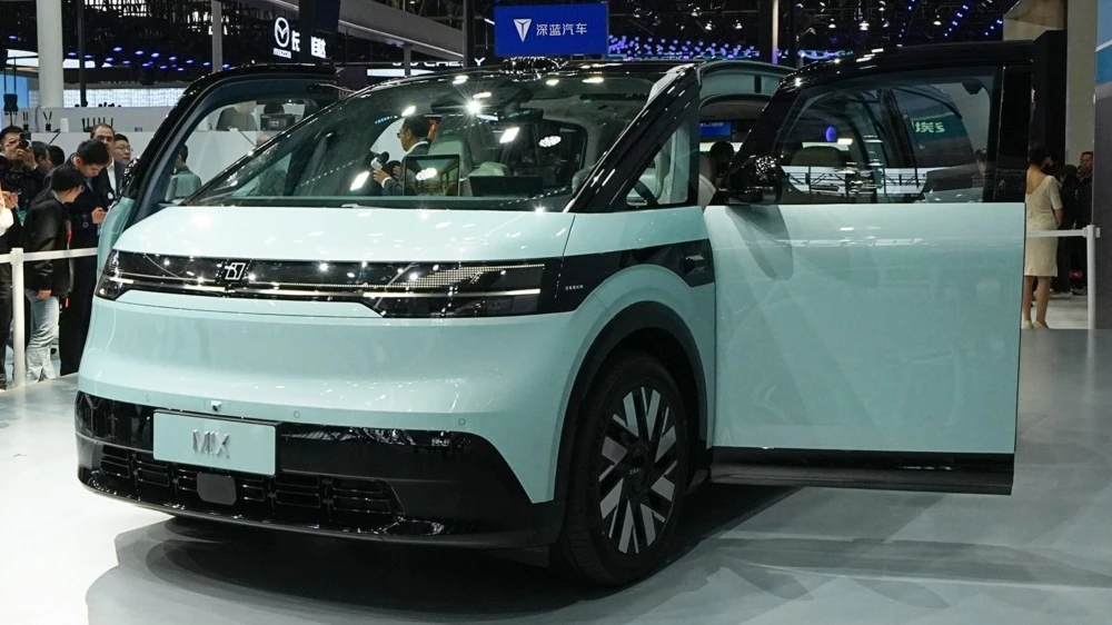 Минивэн Zeekr Mix спереди сбоку Пекинский автосалон