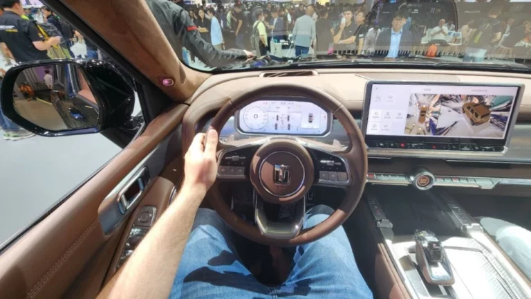 немецкий эксперт Tank 700 за рулем