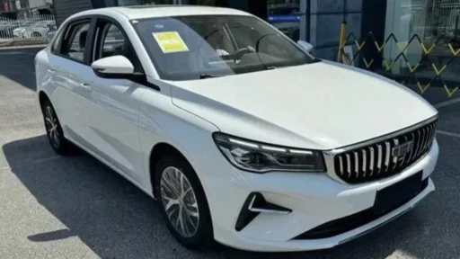 Обновленный седан Geely Emgrand 2024 спереди сбоку