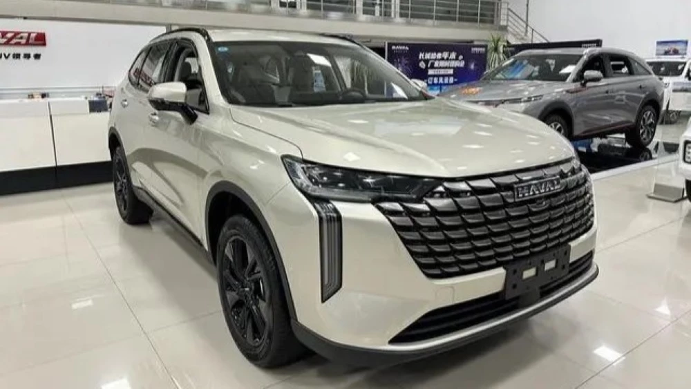 Новый кроссовер Haval h6 спереди сбоку дилерский центр в Китае
