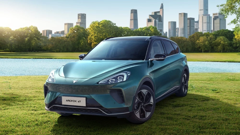 Arcfox Alpha T сбоку спереди зелёный официальные изображения