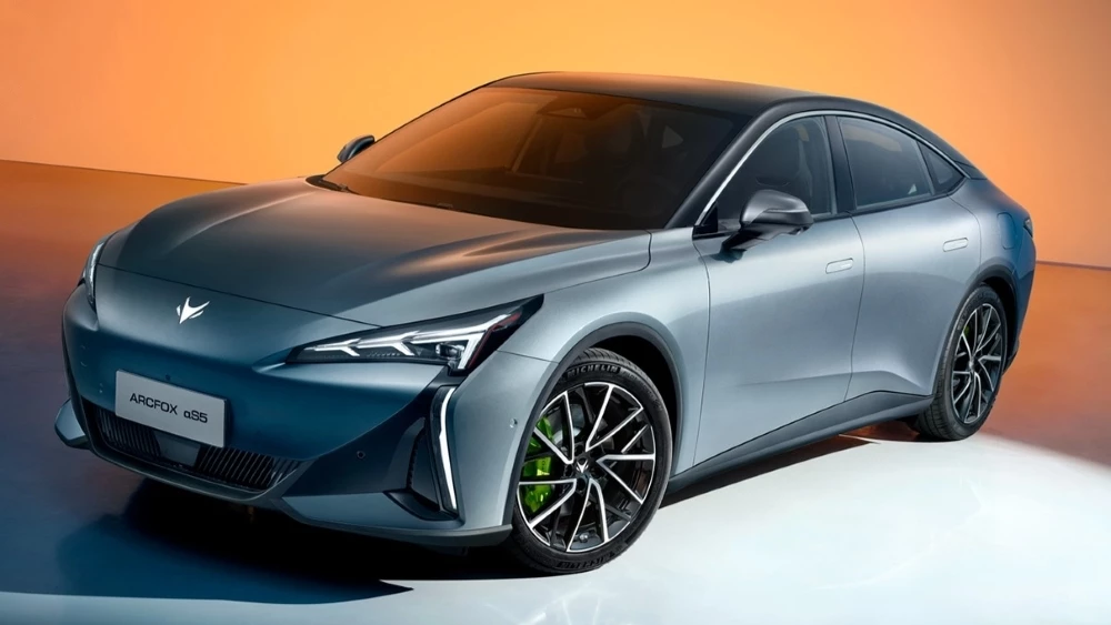Седан Arcfox Alpha S5 сбоку спереди серый официальные изображения