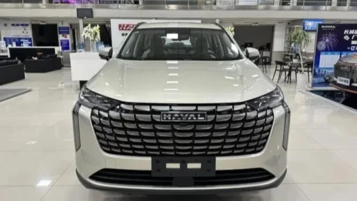 Новый кроссовер Haval h6 спереди дилерский центр в Китае