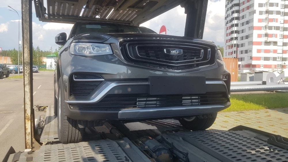 BelGee X70 сбоку спереди на автовозе