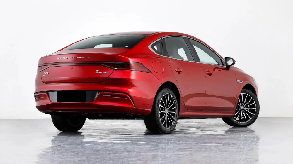 BYD Qin Plus сбоку сзади