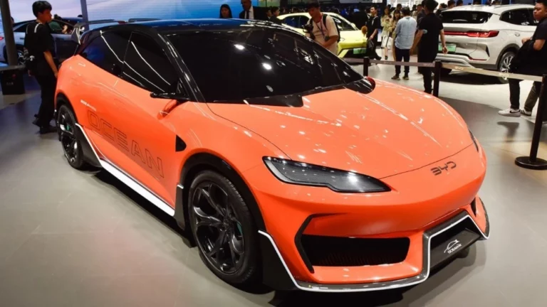 Электрический хэтчбек BYD Ocean-M сбоку спереди Пекинский автосалон