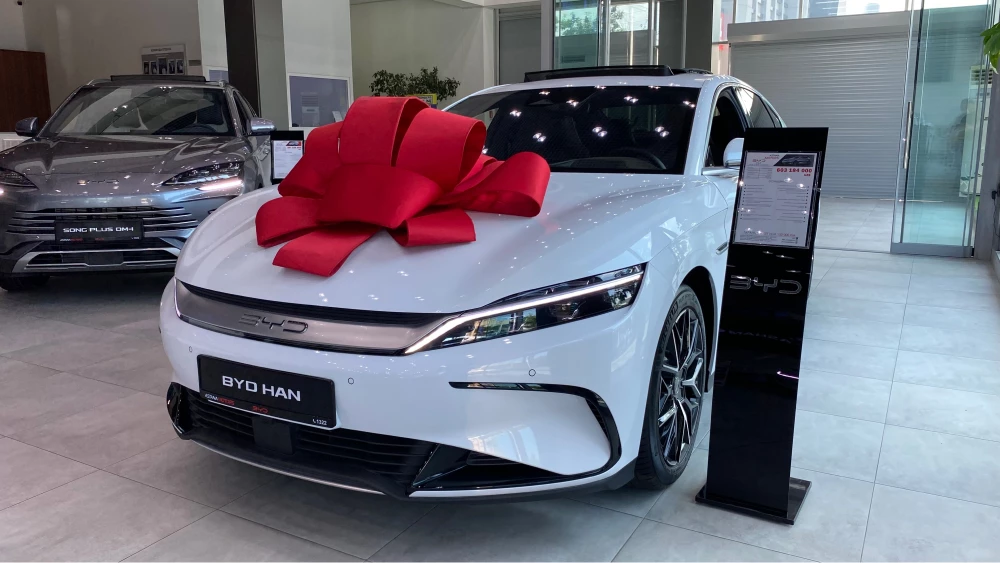 кроссовер byd song plus dm-i champion edition серый спереди седан byd han ev электрический автосалон узбекистан ташкент