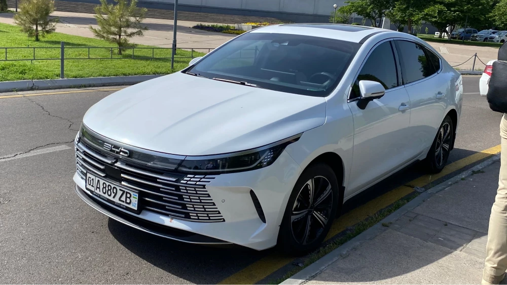 byd chazor седан гибридный белый сбоку спереди узбекистан ташкент