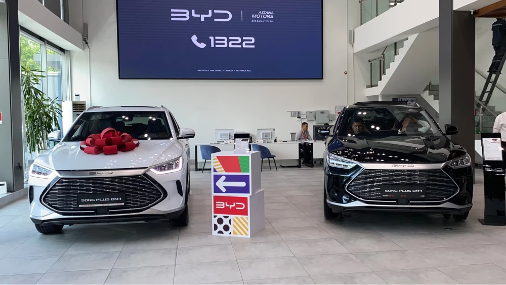 byd song plus dm-i белый чёрный гибрид кроссовер автосалон дилерский центр byd узбекистан ташкент