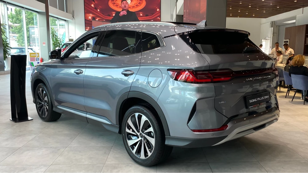 кроссовер byd song plus dm-i гибрид сбоку сзади серый дилерский центр узбекистан ташкент