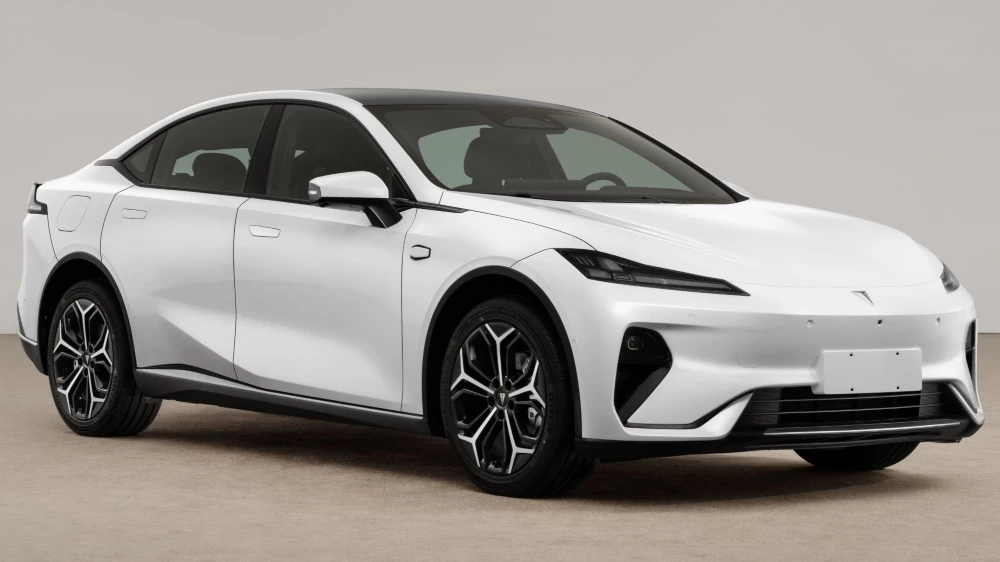 Cедан Changan Deepal L07 сбоку спереди