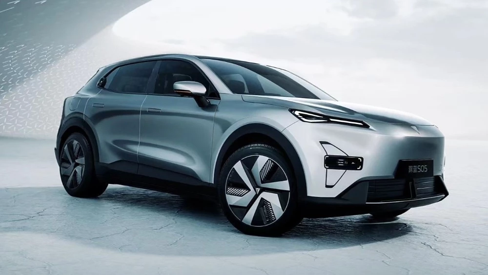 Кроссовер Changan Deepal S05 сбоку спереди