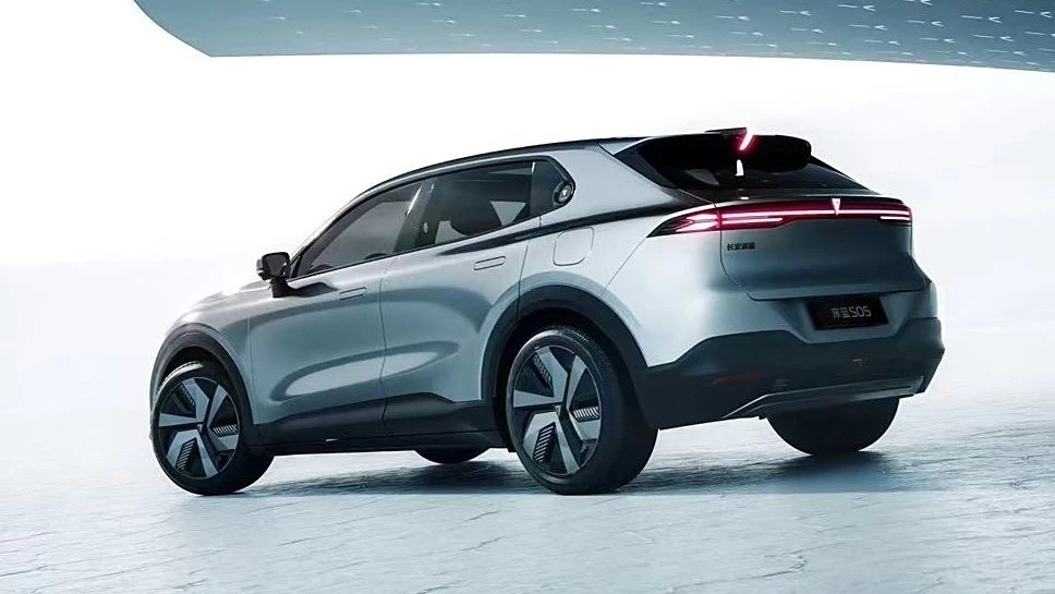 Кроссовер Changan Deepal S05 сбоку сзади