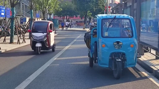 Самые популярные автомобили в Китае в 2024 году дороги Китая трафик мотоколяски