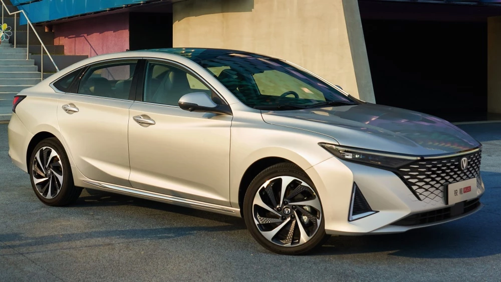 Changan Raeton Plus сбоку спереди