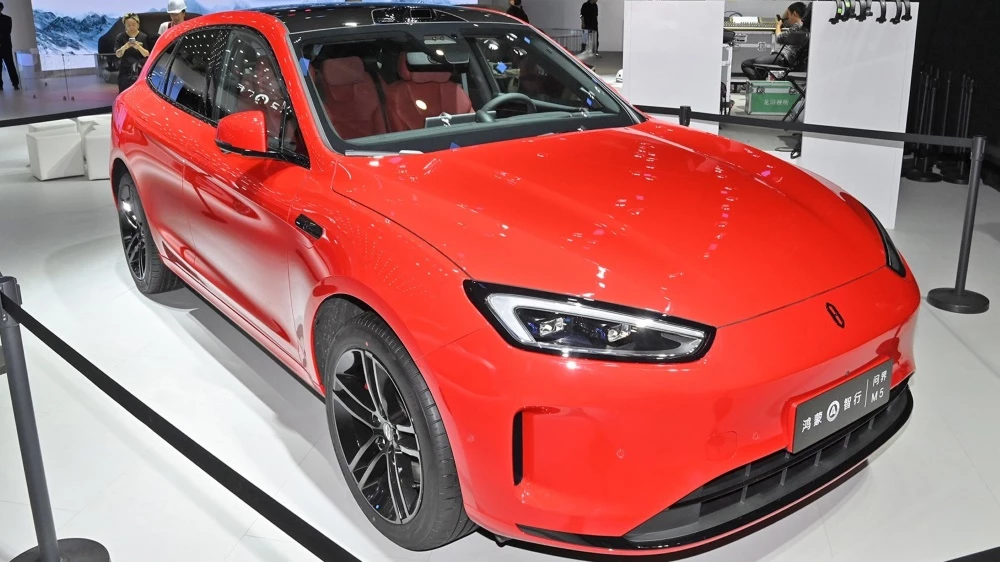 Обновленный кроссовер Huawe Aito M5 автосалон в Пекине спереди сбоку