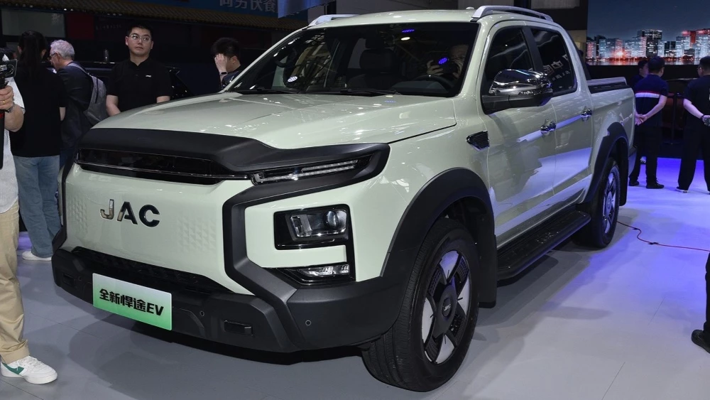 Электрический пикап JAC Hunter EV спереди сбоку Пекинский автосалон