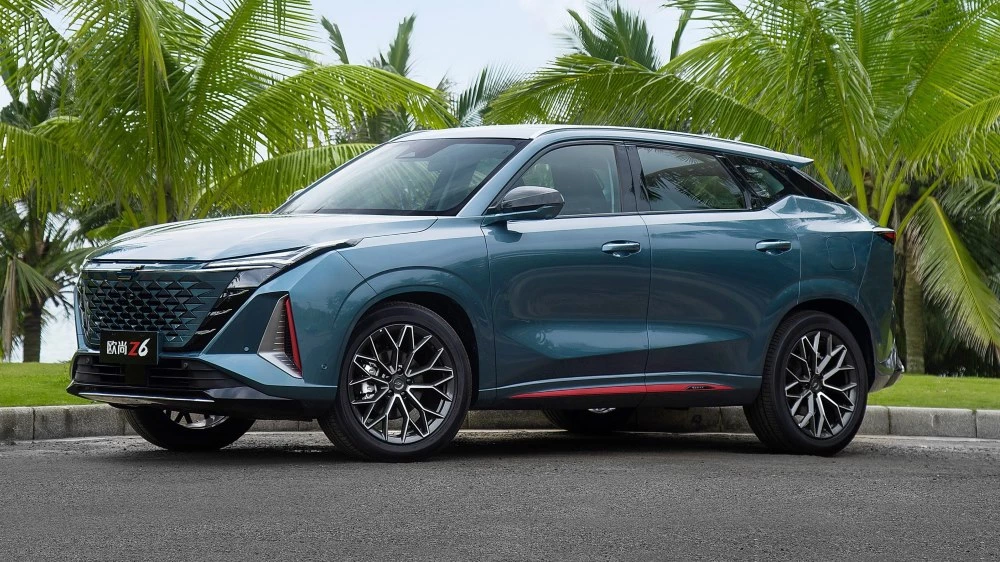Кроссовер Changan Oshan Z6 спереди сбоку