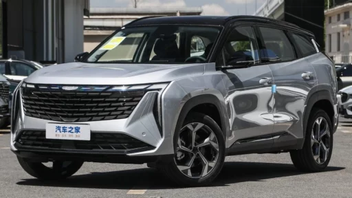 Обновленный кроссовер Geely Atlas 2024 спереди сбоку