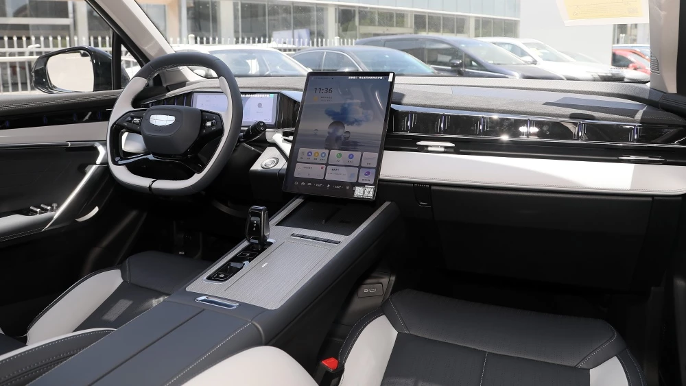 Обновленный кроссовер Geely Atlas 2024 интерьер