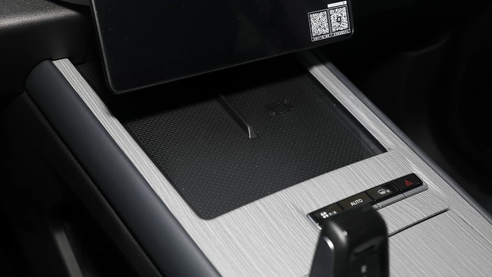 Обновленный кроссовер Geely Atlas 2024 интерьер