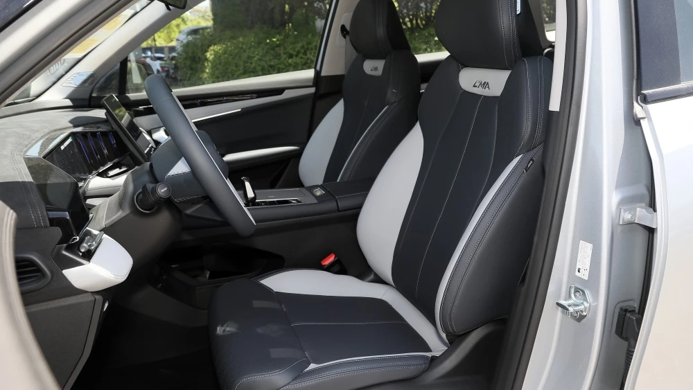 Обновленный кроссовер Geely Atlas 2024 интерьер