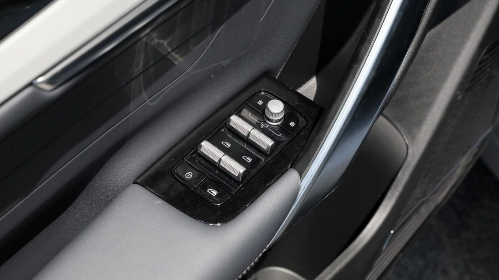 Обновленный кроссовер Geely Atlas 2024 интерьер