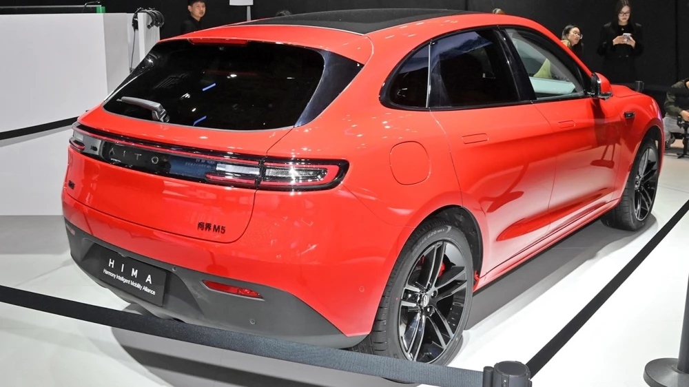 Обновленный кроссовер Huawe Aito M5 автосалон в Пекине сзади сбоку