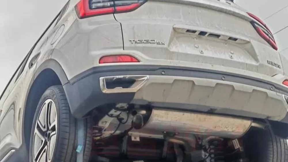 Гибридный Chery Tiggo 4 снизу сзади