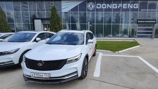 Dongfeng DFSK Fengon ix7 тест Мишина спереди автосалон