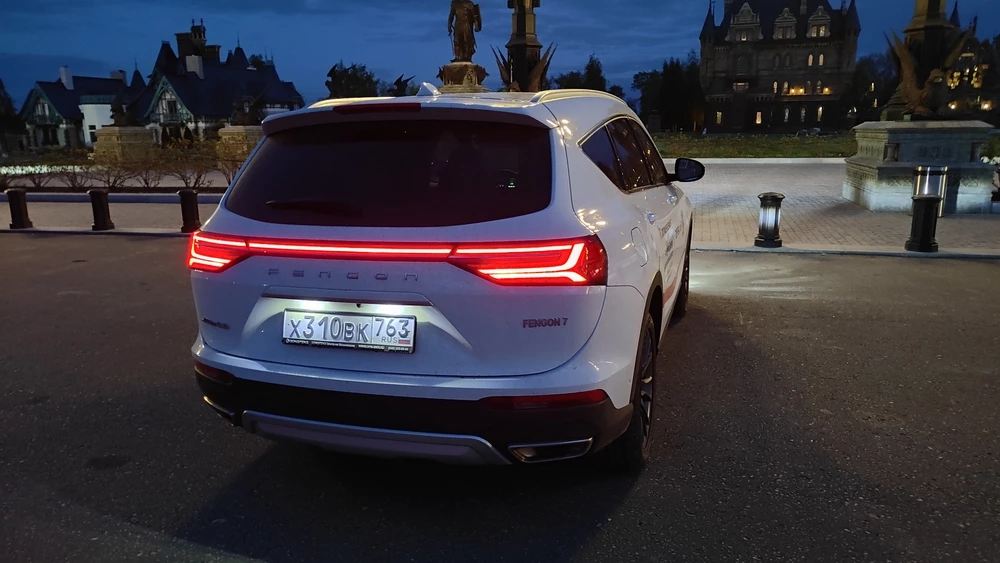 Dongfeng DFSK Fengon ix7 тест Мишина сзади вечерний свет фонари