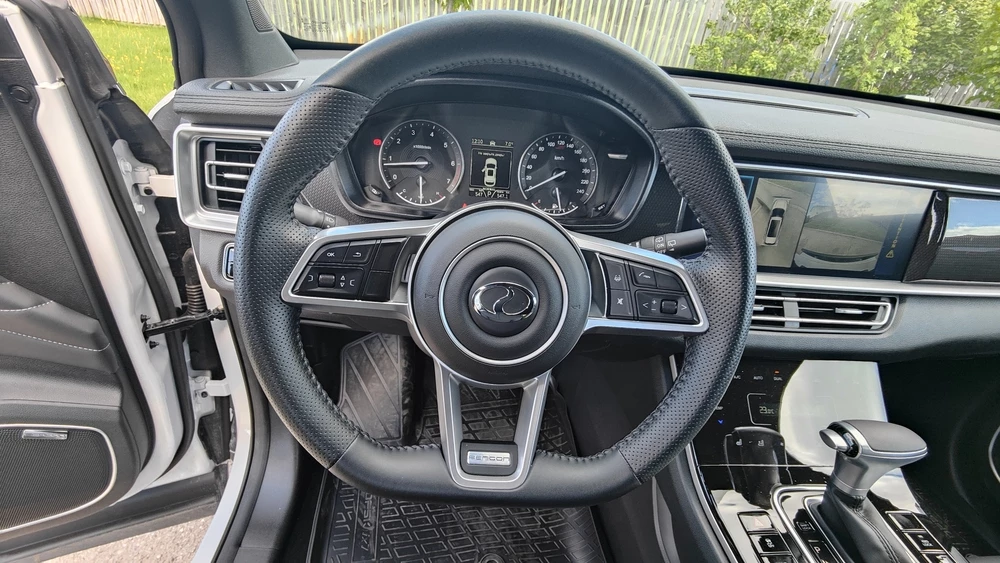 Dongfeng DFSK Fengon ix7 тест Мишина салон интерьер рулевое колесо руль приборка