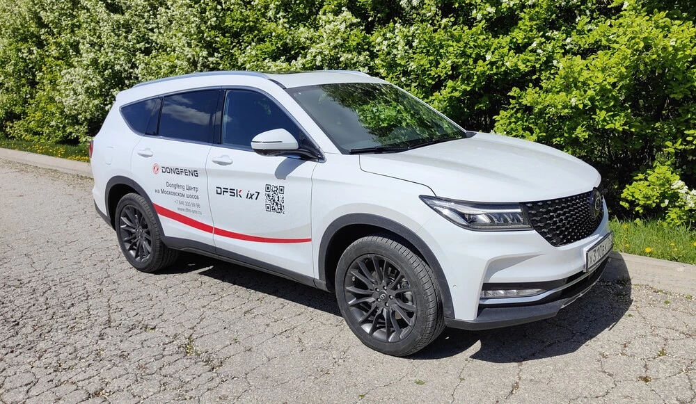 Dongfeng DFSK Fengon ix7 тест Мишина сбоку спереди