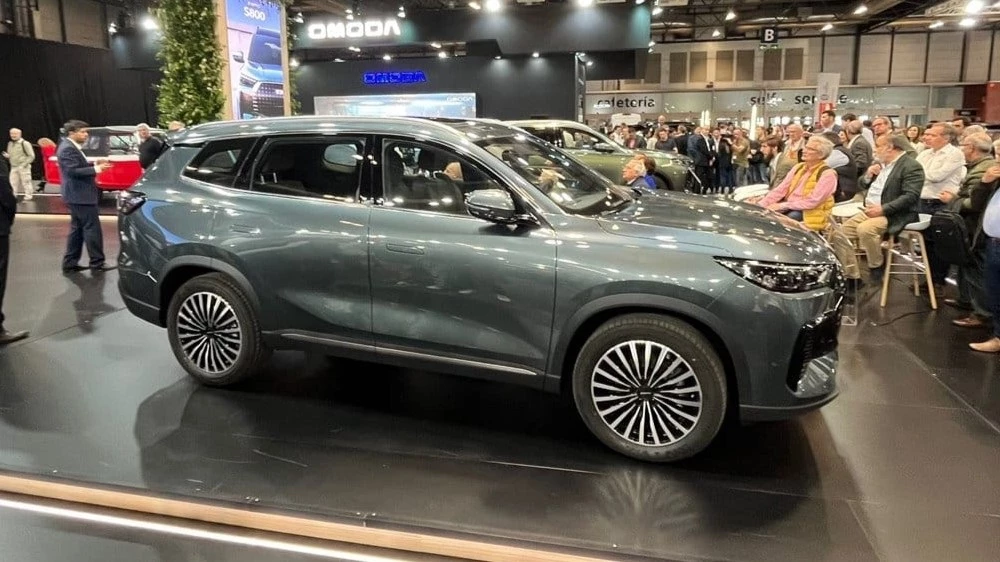 Кроссовер Ebro S800 сбоку в Испании