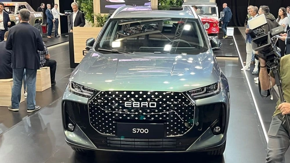 Кроссовер Ebro S700 спереди в Испании