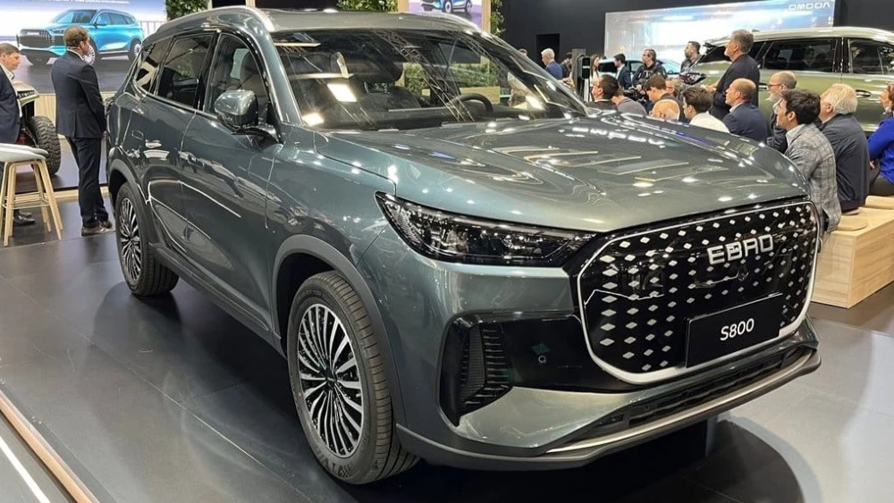 Кроссовер Ebro S800 спереди сбоку в Испании