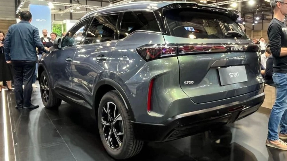 Кроссовер Ebro S700 сзади сбоку в Испании