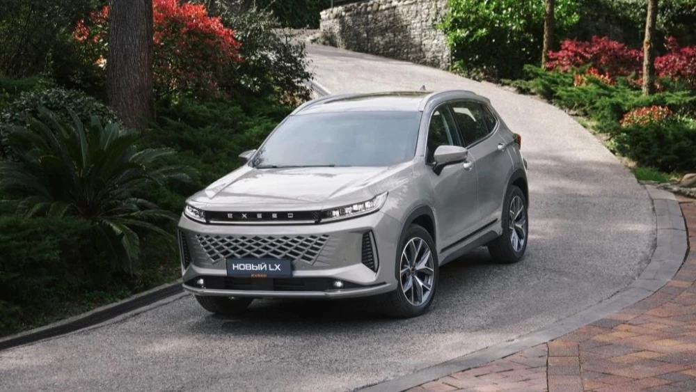 Старт продаж новый EXEED LX в авилон сбоку спереди в динамике