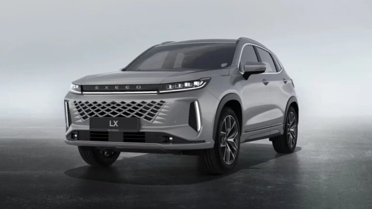 Обновленный кроссовер Exeed LX сбоку спереди